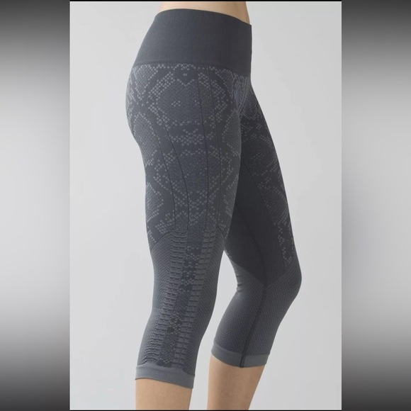 Lululemon Grey In The Flow Crop II - Picture 2 of 12